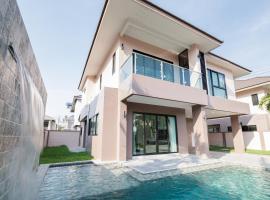 4 bedrooms, 4 bathrooms, villa with swimming pool, free Wi-Fi, party available, hotel em Ban Pho Sa