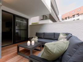 Фотография гостиницы: Cozy ground-floor apartment with spacious terrace