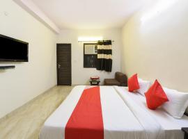 Hotel fotografie: OYO Club Residency Near Tdi Mall