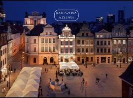 ホテル写真: STARY RYNEK Old Market Square PREMIUM Apartments & Restaurant Ratuszova AD 1954 room service & mini bar