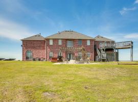 Zdjęcie hotelu: Spacious Farmersville Home with Game Room and Fire Pit