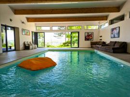 Hotel Photo: Villa de 7 chambres avec vue sur la ville piscine interieure et jardin clos a Parmain a 2 km de la plage