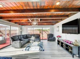 호텔 사진: South Central LA Home with Patio 11 Mi to Ocean!