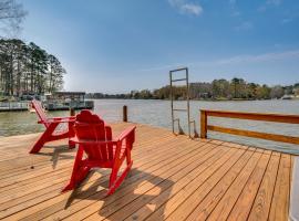 รูปภาพของโรงแรม: Lakefront New London Home Dock, Fire Pit and Views!