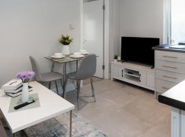 Hotel Photo: Chic 1BR Gem, Croydon Central