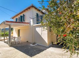 Hotel Photo: Traditional house lygia