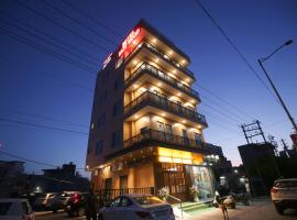 A picture of the hotel: Hotel East Wood Amritsar