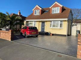 A picture of the hotel: Sunny 4 bedroom detached chalet bungalow
