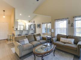 รูปภาพของโรงแรม: Wichita Townhome with Patio 9 Mi to Downtown!