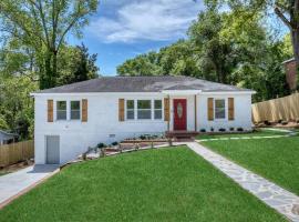 New! Comfy Home with Playground Near Ft Moore!, Hotel in Columbus