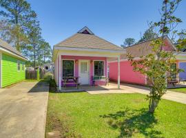 Fotos de Hotel: Biloxi Resort Cottage with Pool and Lake Access!