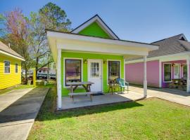 호텔 사진: Charming Biloxi Studio with Community Pool and Lake!