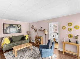 10 Mins to Legion Field Stadium- Blushing Bungalow, hotel in Birmingham