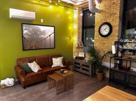 होटल की एक तस्वीर: Heart of the City: Cozy 2-Bed Loft