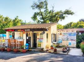 Fotos de Hotel: Camping Porte des Alpilles by M.A DESTINATION GLAMPING