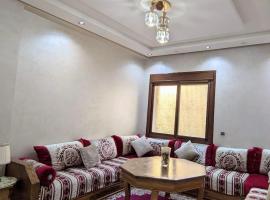 होटल की एक तस्वीर: Classic & Comfy Apartment, Steps to Sea & Tarmway