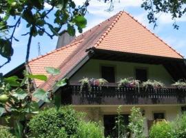 Fotos de Hotel: Ferienwohnung in Horben mit Großem Garten - b48495