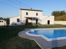 A picture of the hotel: Ferienhaus mit Privatpool für 6 Personen ca 120 m in Picciano, Adriaküste Italien Küste von Abruzzen