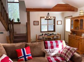 酒店照片: Norwegian Cabin Charming 3 BDR with Forest Views