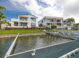 Fotos de Hotel: 3BR Serene Waterfront Retreat with pool & dock