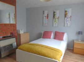 Hotel Foto: Eddiwick House - Huku Kwetu Dunstable -Spacious 3 Bedroom House- Sleeps 6 - Suitable & Affordable Group Accommodation - Business Travellers