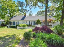 Hotel Photo: Sunroom Spacious Deck 8 Mins to Mayflower Beach