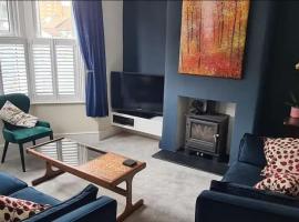 Hotel Foto: Stylish 3 bedroom Terraced house in Lime road