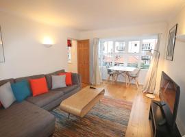 Hotel Photo: Quiet riverside apartment with views and parking-