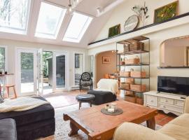 Bright & Open Central A C Dog Friendly, Hotel in Barnstable