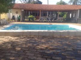 ホテル写真: Casa espaçosa, piscina, churrasqueira , area festa