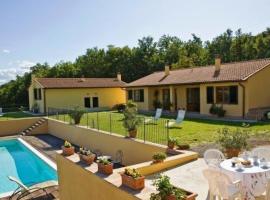 Foto di Hotel: Ferienwohnung in Badia A Cerreto mit gemeinsamem Pool, Garten und Terrasse