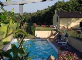 Foto di Hotel: Große Ferienwohnung in Gambassi Terme mit Garten, Grill und Terrasse