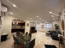 Zdjęcie hotelu: Spacious, Central & New 3-BR apartment. Wifi & AC