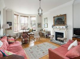 酒店照片: Elegant 2-Bed Duplex with Patio nr Battersea Park