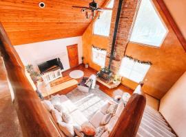 รูปภาพของโรงแรม: Pet Friendly Mtn Cabin on 40 Acres 2 King Beds