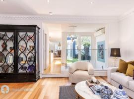 호텔 사진: Annandale Sydney 2 Storey Cottage + Courtyard