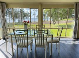 Hotel Foto: Aircabin - Tuggerawong - Lake Front - 3 Beds House