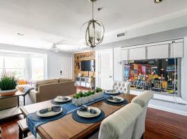 Hotel Photo: Walk To Broadway Charming Modern Historic Townhome