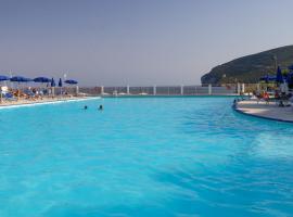 Hotel kuvat: Comfy Flat W/ Pool, Tennis Court & Private Beach!