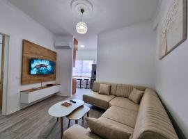 Cozy 2br condo Free Parking-WiFi-AC-Dryer, hotel in Tirana