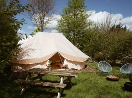 A picture of the hotel: Familie Bell Tent Emperor op rustig park