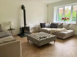 Hotel Photo: Modern 4 Bedroom House Family & Pet Friendly Sleeps 8