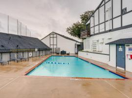 Хотел снимка: Charming Dallas Apt with Fireplace and Pool Access!