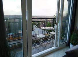 Hotel Photo: Two-Bedroom Apartment with Scenic Balcony View