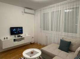 Hotel Photo: Apartman Royal 021