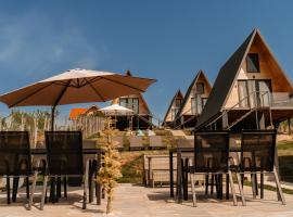 CAVO VILLAGE- Cabins Rental Băile 1 Mai, hotel in Rontău