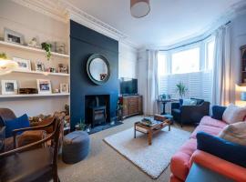 Hotel Foto: Pass the Keys London Spacious Dulwich family house with Pool