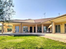 호텔 사진: Appartement in Roseto Degli Abruzzi mit Grill, gemeinsamem Pool und Garten