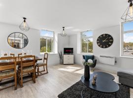 Hotel Photo: Executive Apartment -Sleeps 6 - Newly Refurbished