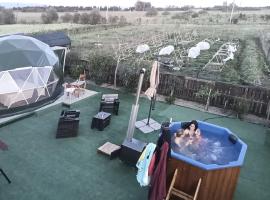 Podere Kiri Dome Experience, hotel v destinaci Decimomannu